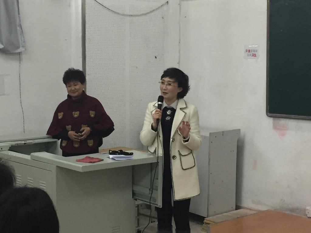冯展极教授进行课后总结